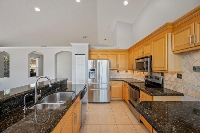 Building Photo - 9520 Lago Dr