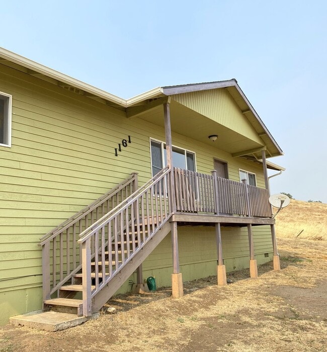 Primary Photo - Spacious Well Maintained 3 Bedroom - 1 Bat...