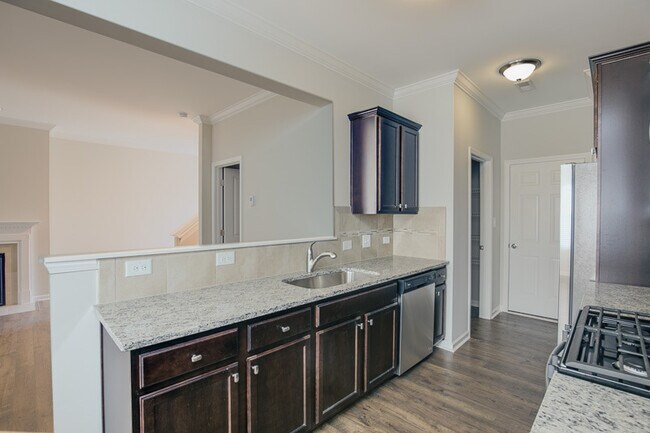 Building Photo - Gorgeous End-Unit Townhome with Spacious Layout!