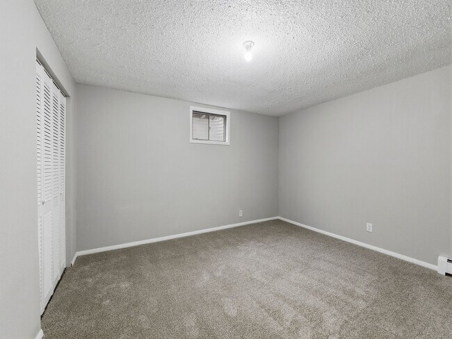 Building Photo - Spacious 2 Bed Condo W/ Bonus Basement Room, Fireplace & Garage Available NOW!