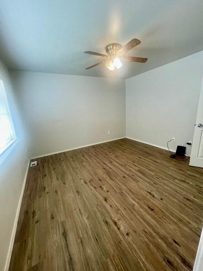 Building Photo - Condo Close to base! 3 bed/2bath/2car garage, Available now!