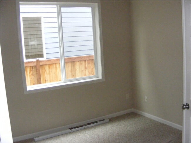 Building Photo - 4 bedroom plus a den in Puyallup