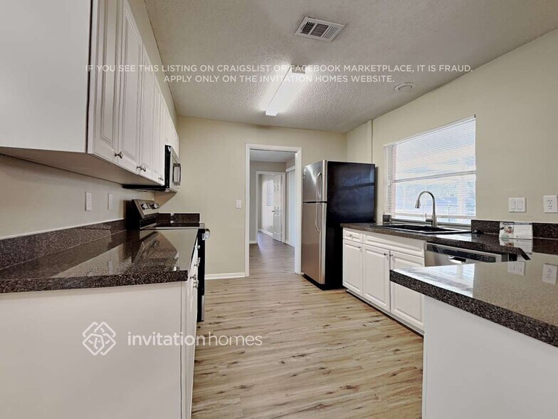 Building Photo - 2989 Kenilwick Dr S