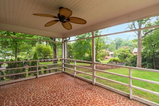 Building Photo - Beautiful 3 bedroom 2 1/2 bathroom Home with a Fenced-in Backyard in Winston!