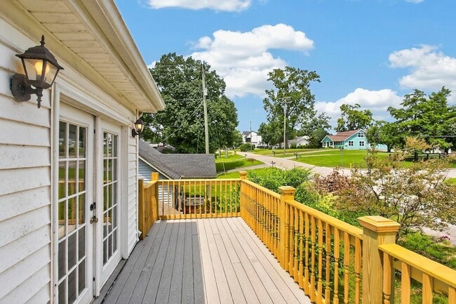 Building Photo - 3008 Lakeshore Dr