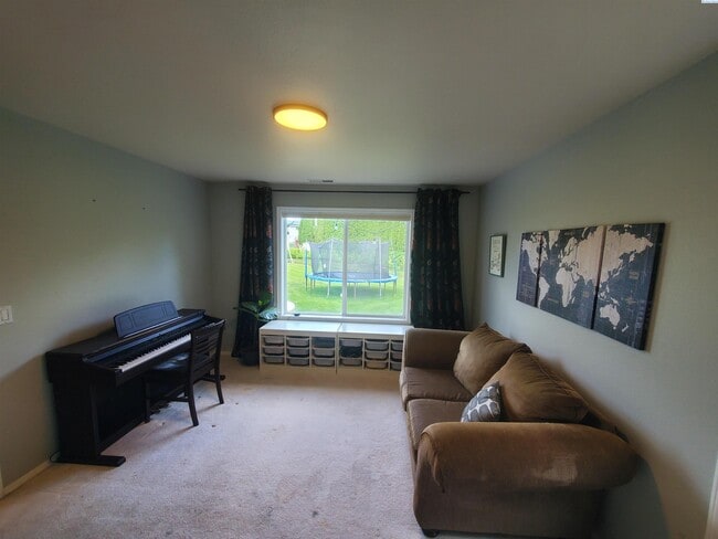 Building Photo - Pet friendly, avail July 1