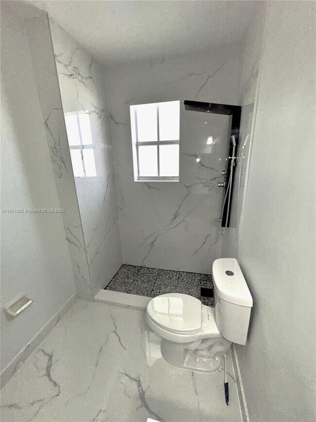 Building Photo - 2933 SE 2nd Dr