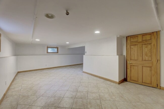 Building Photo - 126 E Crescent Ave