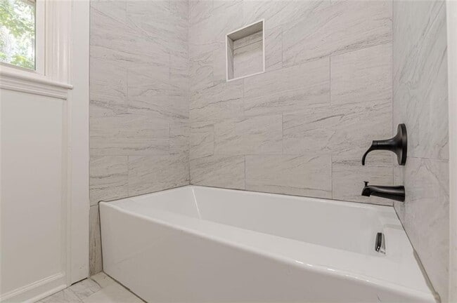 Building Photo - 2352 Glendale Dr