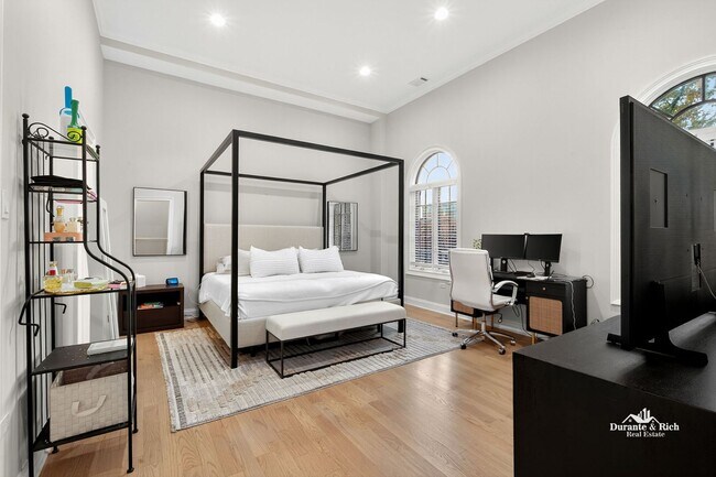 Building Photo - Luxurious Fully Furnished Penthouse Retrea...