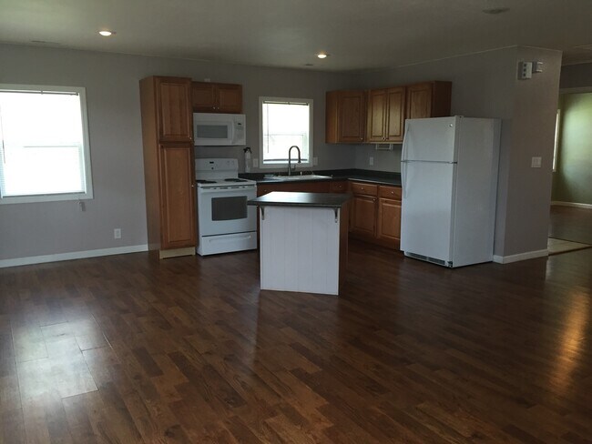 Building Photo - Charming 2-Bedroom Home with Porch & Storage Space