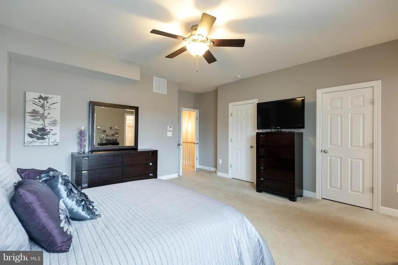 Master Bedroom - 1717 Taymount Ter NE