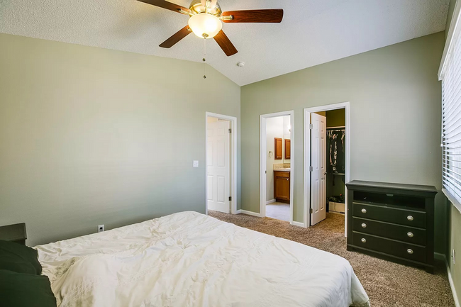 Building Photo - Stunning 3Bed 3Bath W/ Moutain views and u...