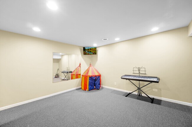 Building Photo - 1044 Oakhill Dr