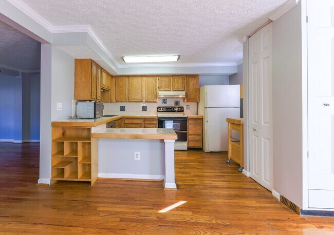 Building Photo - Bright and Spacious Townhome Living Near Reston