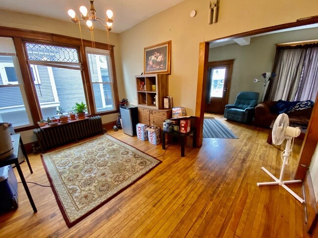 Building Photo - SPACIOUS 4BD House near U of M & Dinky Tow...