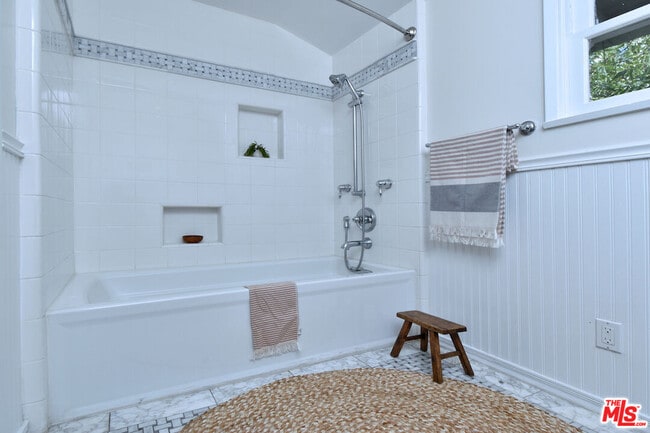 Building Photo - 14017 Valley Vista Blvd