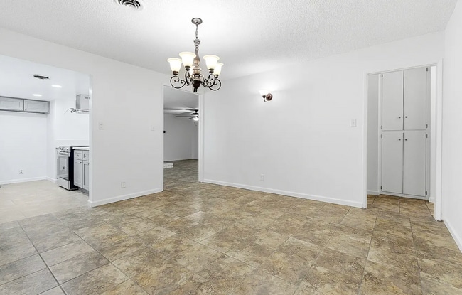 Building Photo - 179 W Hazelwood Dr