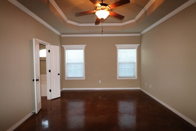 Building Photo - 4  Bedroom Single Famly Home -  Available ...