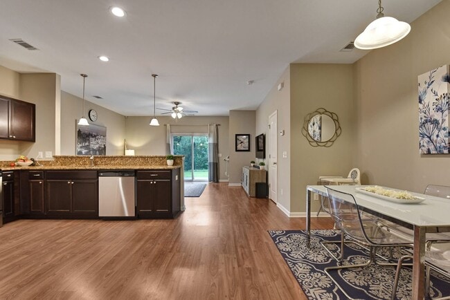 Building Photo - 3 Bedroom Townhouse