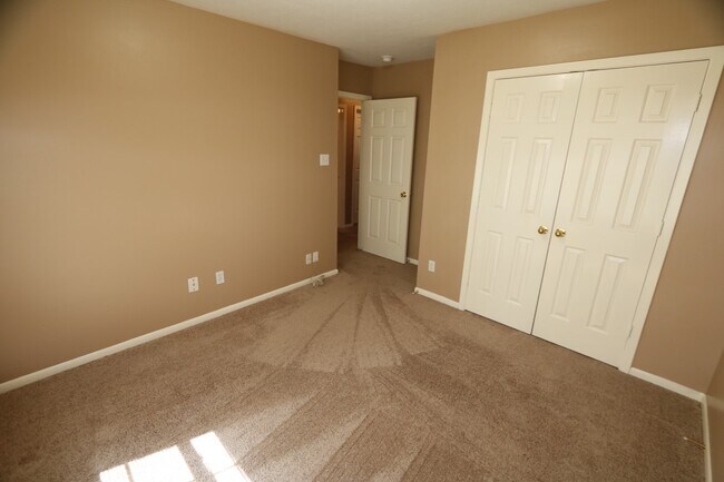Building Photo - 5911 S Brenwood Dr