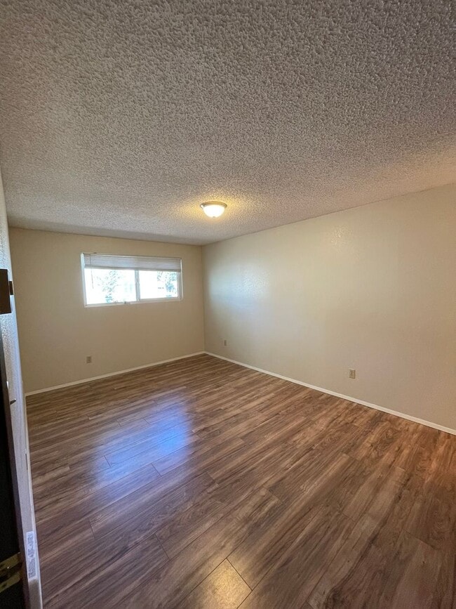 Building Photo - Hard to find 2 bdrm, 1.5 bath unit with wa...