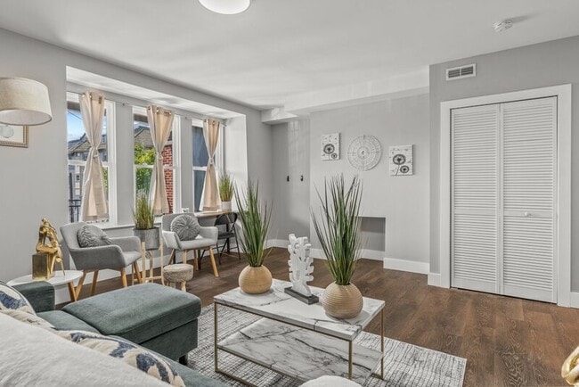 Building Photo - 4821 Walnut St