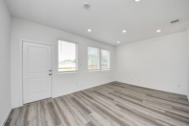 Building Photo - 6770 Bertner Ave