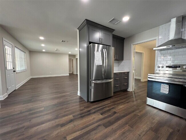 Building Photo - 3 Bedroom Home for Rent in Houston 77096 | Updated Home with Large Backyard