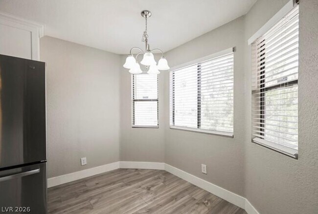 Building Photo - 1205 N Buffalo Dr