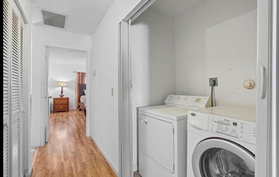 Building Photo - 13526 Fountain View Blvd