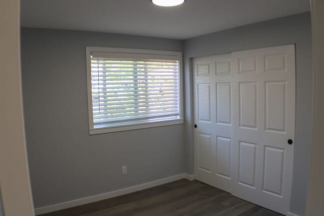 Building Photo - Amazing Everett/Mukilteo Tri-Level Home