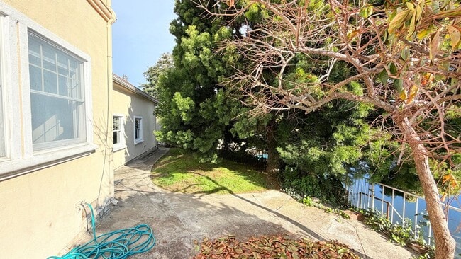 Building Photo - 738 Palmera Ct