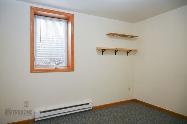Building Photo - Large 6 Bedroom Home for Rent! Great Location on University!
