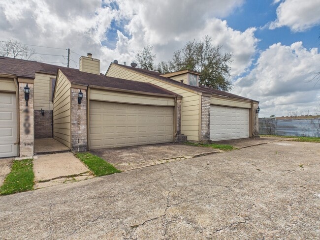 Building Photo - 14211 Briarsage Ct