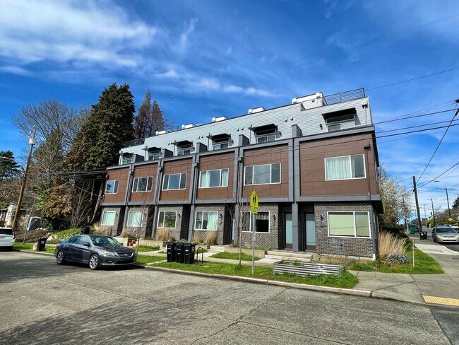 Building Photo - 4-Star Green Built 3-bed, 2 bath Modern Townhome with Views!