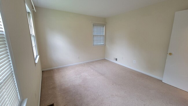 Building Photo - Stunning 4 Bedroom 2.5 Bathroom 3-Level Ho...