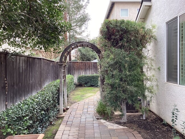 Building Photo - 741 W Barcelona Ln