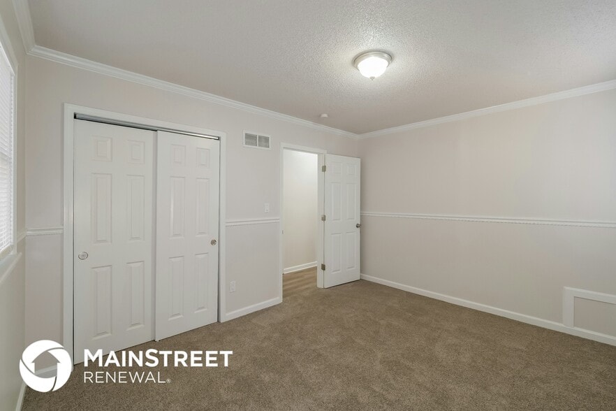 Building Photo - 1702 NE White Dr