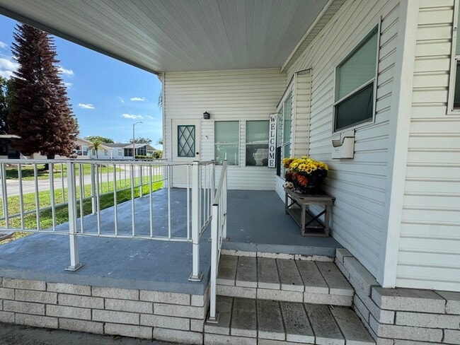 Building Photo - 1584 Valiant Dr