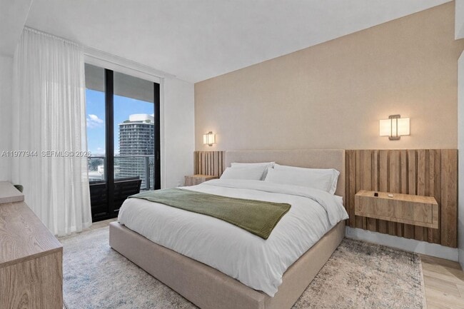 Building Photo - 1010 Brickell Ave