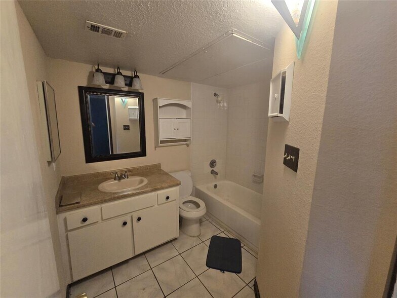 Building Photo - 2626 Holly Hall St