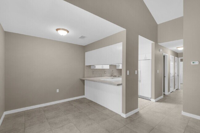 Building Photo - "Charming 2-Bed Townhouse Oasis in Shalimar !"