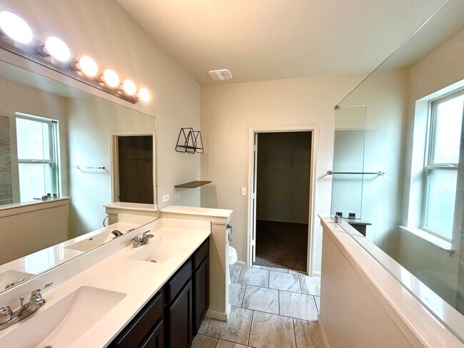 Building Photo - *MOVE IN SPECIAL* Comfort & Convenience – 2-Story Home with Fenced Backyard!