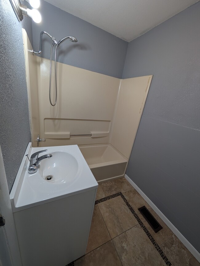 Building Photo - 415 SW Watson Ave