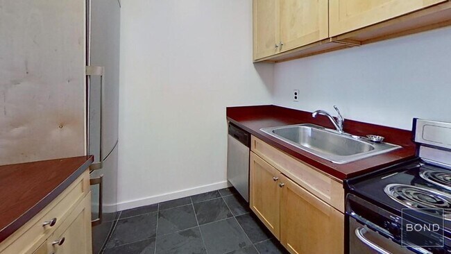 Building Photo - 402 E 83rd St