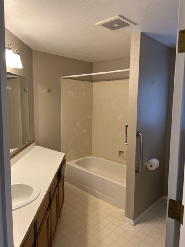 Building Photo - SINGLE LEVEL 3 BEDROOM HOME, FENCED IN YARD