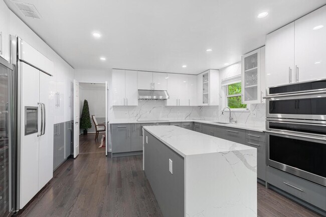 Building Photo - 820 Ridge Dr