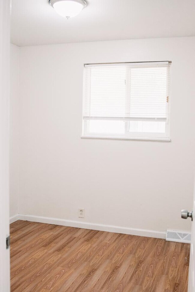 Building Photo - 10229 Edgefield Dr