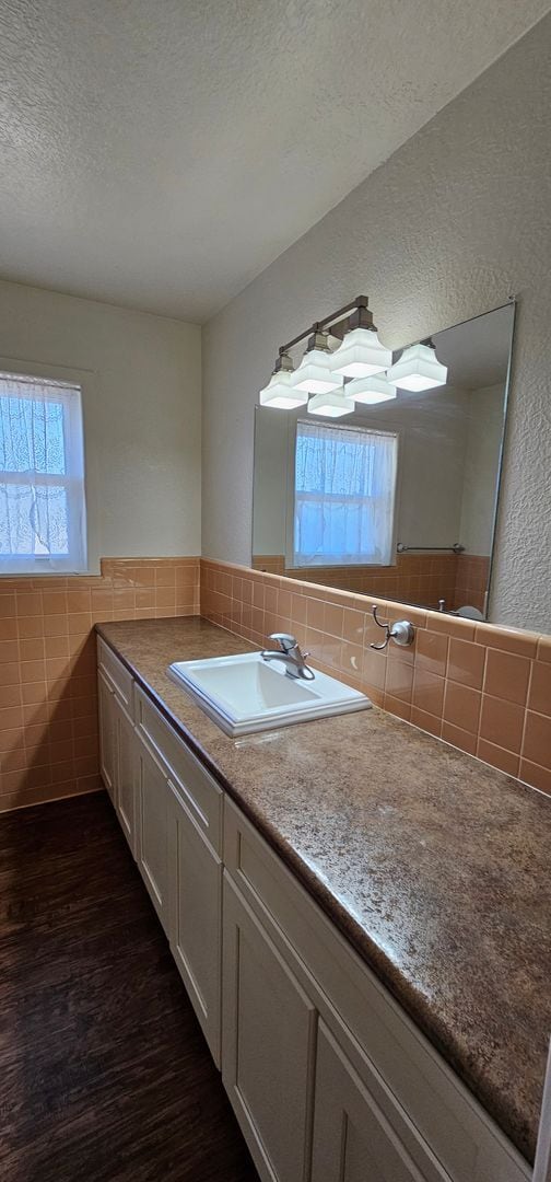 Building Photo - Gorgeous 3 bedroom, 2 bath home Available 4/17